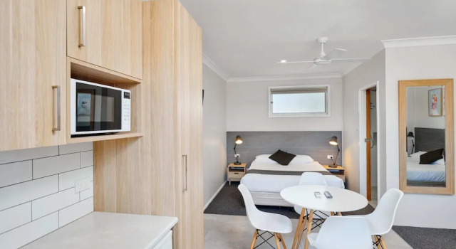 Четырёхместный номер Standard с балконом Wingham Motel