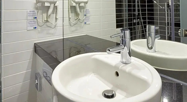 Кровать в общем номере Premier Inn Frankfurt City Centre