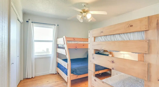 Crystal Beach Home w/ Large Deck & Bay Views!, Rezerwuj Dom wakacyjny Hotele w Crystal Beach z parkingiem, Parking