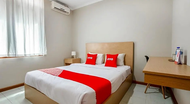 Номер Deluxe OYO 3819 Hotel Winotosastro