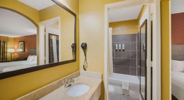 Четырёхместный номер Standard SureStay Hotel by Best Western Mt Pleasant