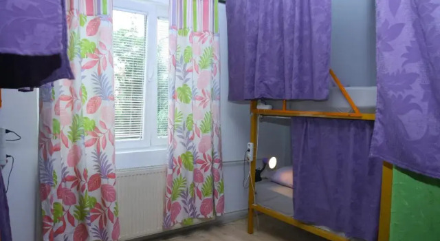 Pat în dormitor Shanti Hostel