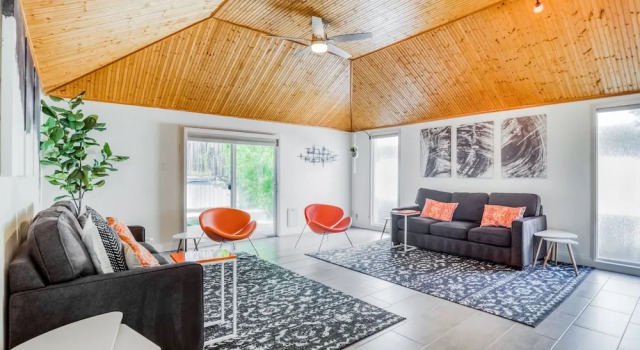 Charmer Close To Dt Austin- Large 4bd/3ba + Hottub 4 Bedroom Home, Забронировать Дом для отпуска Отели Остина с парковкой, рядом с Saint Edwards University Baseball Field, Парковка