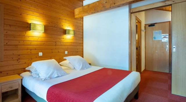 Семейный номер Standard с балконом и с видом на горы Hôtel Les Côtes, Résidence Loisirs et Chalets