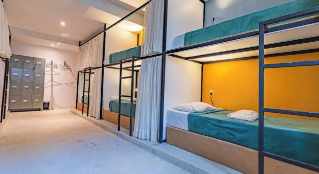 Кровать в общем номере (мужской номер) URB Hotel