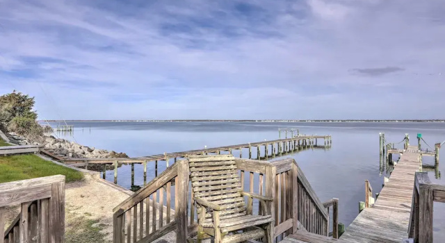 Коттедж с 3 комнатами с балконом Waterfront Emerald Isle Home w/ Dock Access!