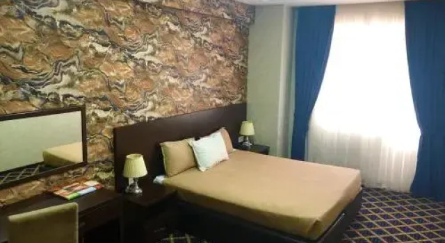 Kristal Hotel, Boek Hotel Bina Bakoe