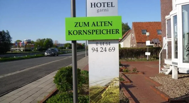 Hotel zum alten Kornspeicher, Забронировать Отель Каролинензиль East Frisia