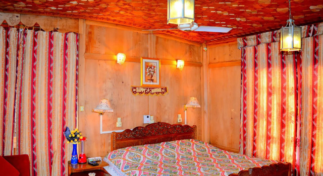 Golden Flower Heritage Houseboat, Забронировать Отель Сринагар Jammu & Kashmir Ski