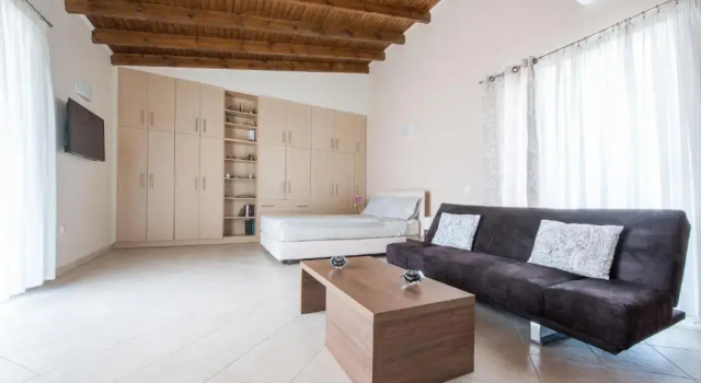 Top floor modern studio in central Koropi, Rezerwuj Hotel Koropíon Municipality of Kropia