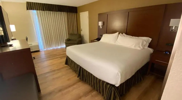 Номер Standard с балконом Wyndham Garden Warsaw