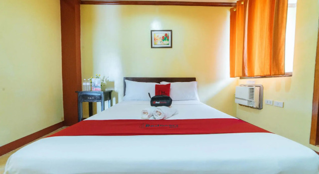 Номер Standard RedDoorz near Golden Sarok Shrine