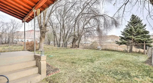 Коттедж Cozy Helper Home w/ Fenced Yard, Pets Welcome