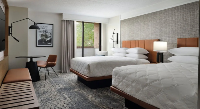 Четырёхместный номер Standard Sheraton Grand Rapids Airport Hotel