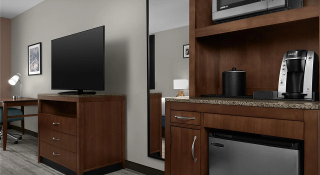 Четырёхместный номер Standard Hilton Garden Inn Greensboro Airport