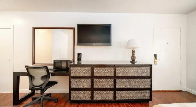 Четырёхместный номер Deluxe Hollywood Downtowner Inn