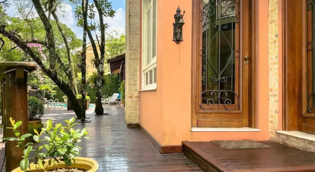Casa Alto Padrão na Granja Viana - Cond. Fechado