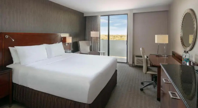 Двухместный номер с видом на бассейн Sonesta Charlotte Lower South End