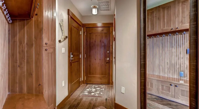 Luxury 3 Bedroom Ski in, Ski out  One Ski Hill Residence Located at the Base of Peak 8 with Hot Tub Access, Забронировать Отель Отели Брекенридж с парковкой, рядом с Trygve's Platter Chair Lift, Парковка