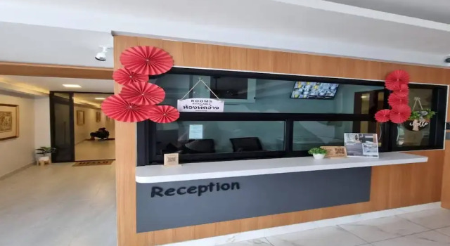 OYO 75495 Ratchadadome Hostel Bangkok