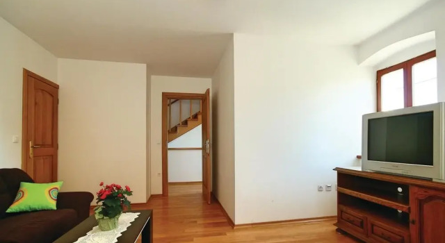 Beautiful Home in Ritosin Brig With Wifi and 2 Bedrooms, Buchen Sie Hotel Crklada Istrien