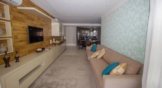 Duplex na Riviera à 70m da praia e próximo ao Shopping.