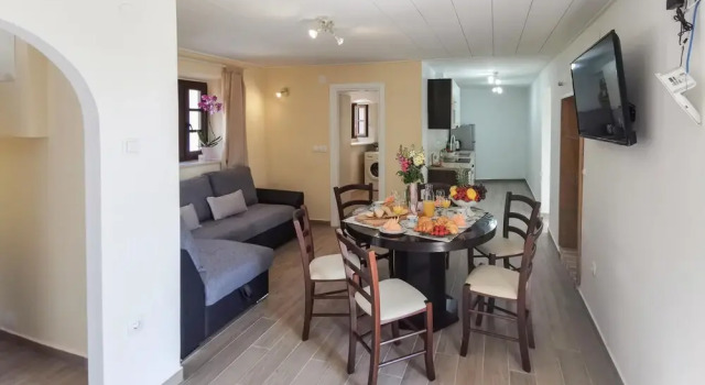 Amazing Home in Polje With Wifi and 2 Bedrooms, Varaa Hotelli Hotellit Kvarner Islands uima-altaalla, Uima-allas