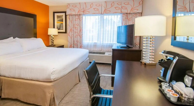 Номер Executive Holiday Inn Hotel & Suites Slidell by IHG