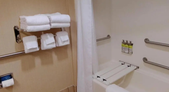 Четырёхместный номер Standard Holiday Inn Express Logan by IHG