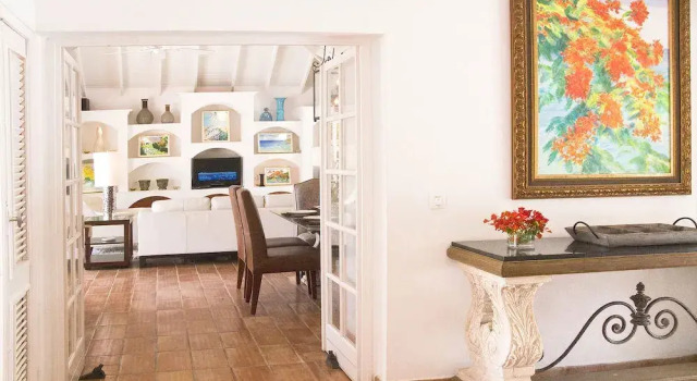 Charming Tropical Villa, Walk to the Beach! AC, Pool, Free Wifi, Concierge, Ideal for Families