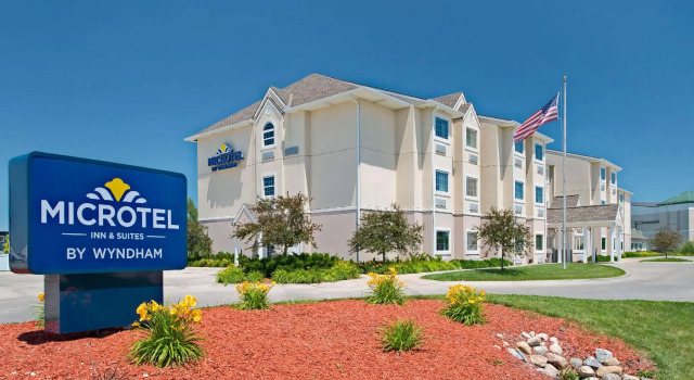 Кровать в общем номере Microtel Inn & Suites by Wyndham Bluffs