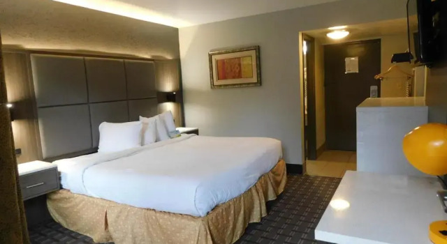 Двухместный номер Deluxe с балконом Days Inn & Suites by Wyndham Downtown Gatlinburg Parkway