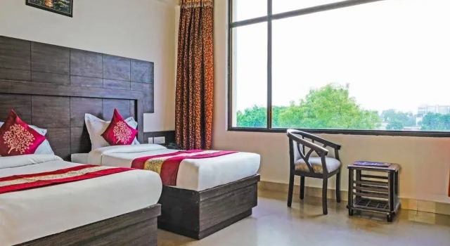 OYO 2611 Madhu Resorts, Забронировать Отель Отели Сикандра с парковкой, Парковка