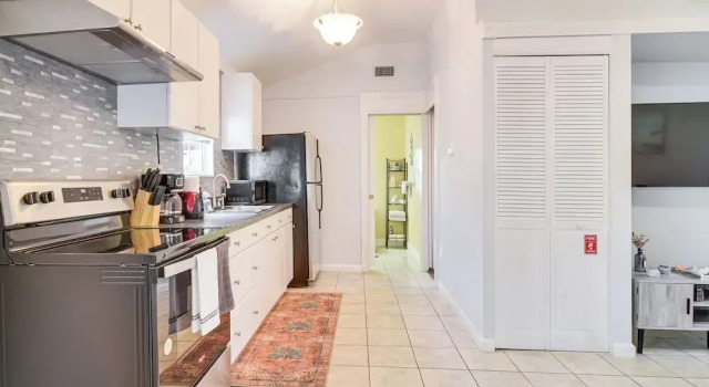 Коттедж Cozy St Pete Home ~ 2 Mi to Madeira Beach!
