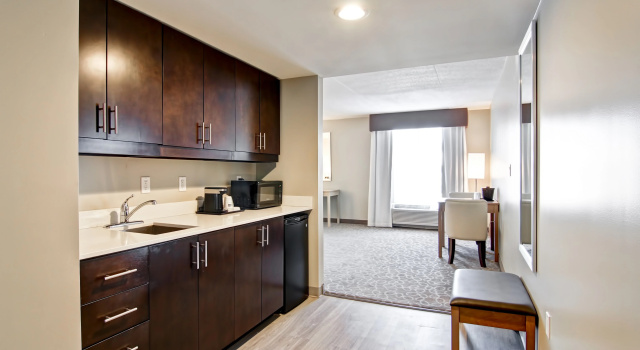 Holiday Inn Express & Suites Oshawa Downtown - Toronto Area, an IHG Hotel, Reserva ahora Hotel Hoteles en Ontario con piscina, Piscina