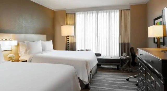 Четырёхместный номер Standard с видом на внутренний двор Renaissance Tampa International Plaza Hotel