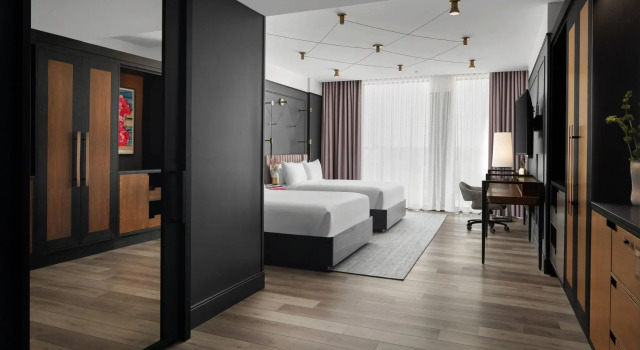 Четырёхместный номер Standard Renaissance Milwaukee West Hotel