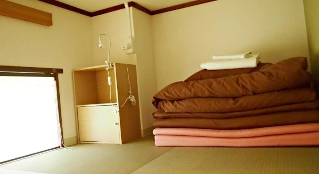 Кровать в общем номере J-Hoppers Hiroshima Guesthouse