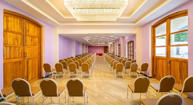 AR Phalazzo Resort and Banquets, Забронировать Курортный отель Отели штата Тамилнада с бассейном, Бассейн