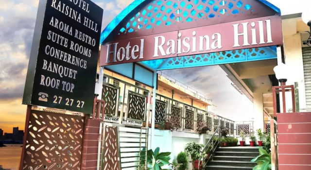 Hotel Raisina Hill, Rezerwuj Hotel Hotele w Sikar z parkingiem, Parking