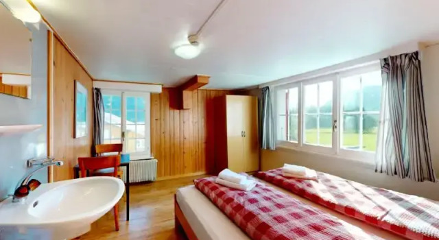 Кровать в общем номере Gadmen Alpenrose Switzerland