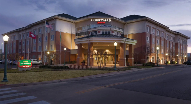 Courtyard by Marriott Fort Smith Downtown, Забронировать Отель Форт-Смит 