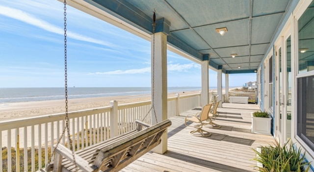 Коттедж Steps to Sand: Spacious Crystal Beach Home w/ View