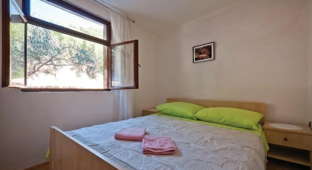 Stunning Home in Zastrazisce With 4 Bedrooms, Prenota Hotel Zastražišće 