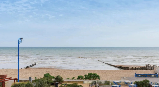 Коттедж Chic 2-bed Seafront Haven Near Felpham Beach