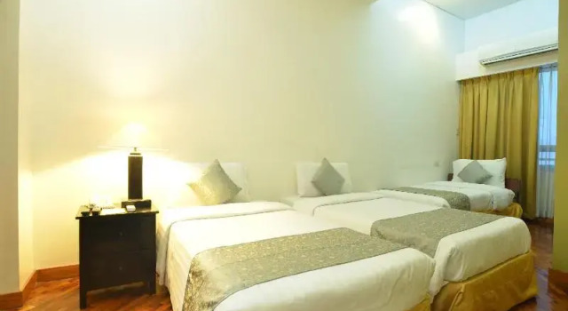 Номер Standard The Malayan Plaza Hotel
