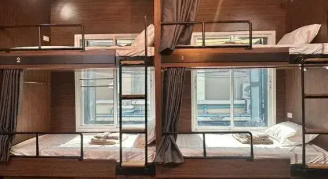 Кровать в общем номере с 2 комнатами OYO 895 The Onion Hostel