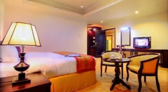 Семейный люкс с балконом Golden View Hotel