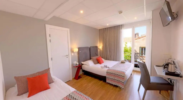 Трёхместный номер Standard с балконом Hôtel Méditerranée
