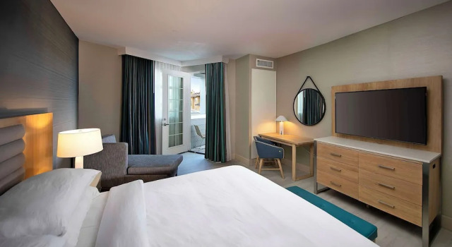 Двухместный номер Deluxe с балконом Inn at the Pier Pismo Beach, Curio Collection by Hilton